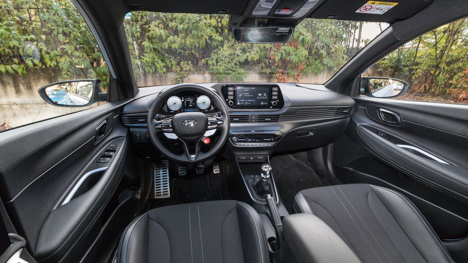 Αγωνιστικό εσωτερικό, με bucket καθίσματα και κουμπιά με το σύμβολο Ν. Υπερπλήρης τεχνολογικά με οθόνη αφή, από την οποία μπορεί να ρυθμίσεις μέχρι κα